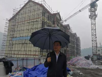 任廷浬在思州新区易地扶贫搬迁安置点和黄板村调研时要求:全力推进安置点项目建设确保搬迁群众顺利入住